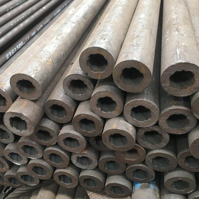 材質(zhì)：SA-210C規(guī)格：63.5×7.5 4根一排，鱗片寬度12.7mm厚度6mm管排總長(zhǎng)度12米，內(nèi)螺紋8個(gè)頭） 管材需正偏差，帶500米密封