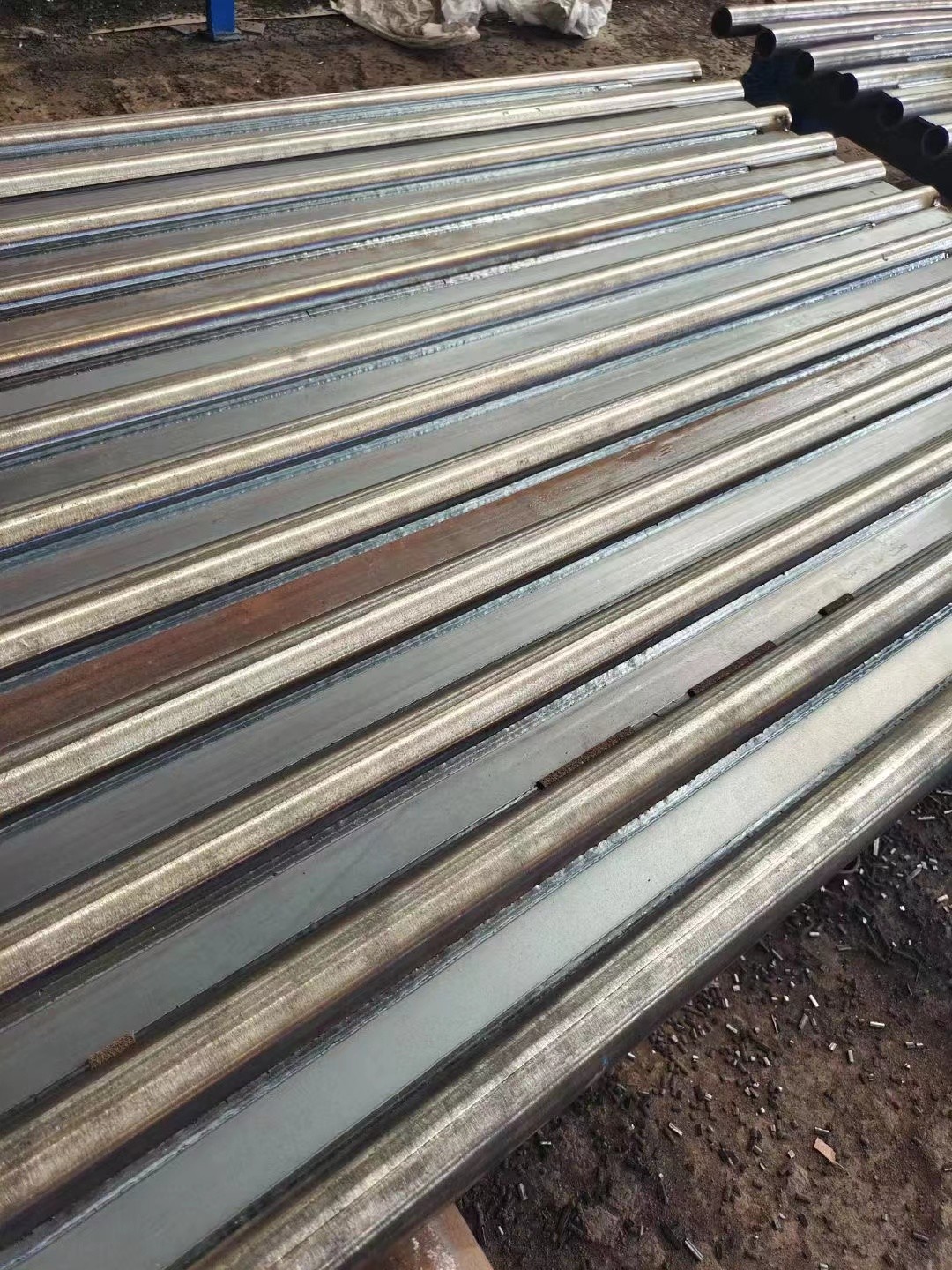 Φ38.1×7.5 SA-213T2 每件9根水冷壁管一排，長12米，管節距50.8mm,鰭片連接，鰭片為膜式扁鋼厚δ6.4㎜，材料為15CrMo，采用雙面坡口焊接型式
